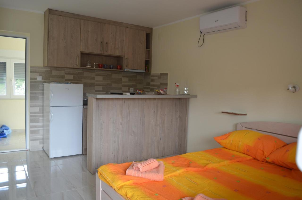 Apartmani Ana Vrdnik Exterior photo