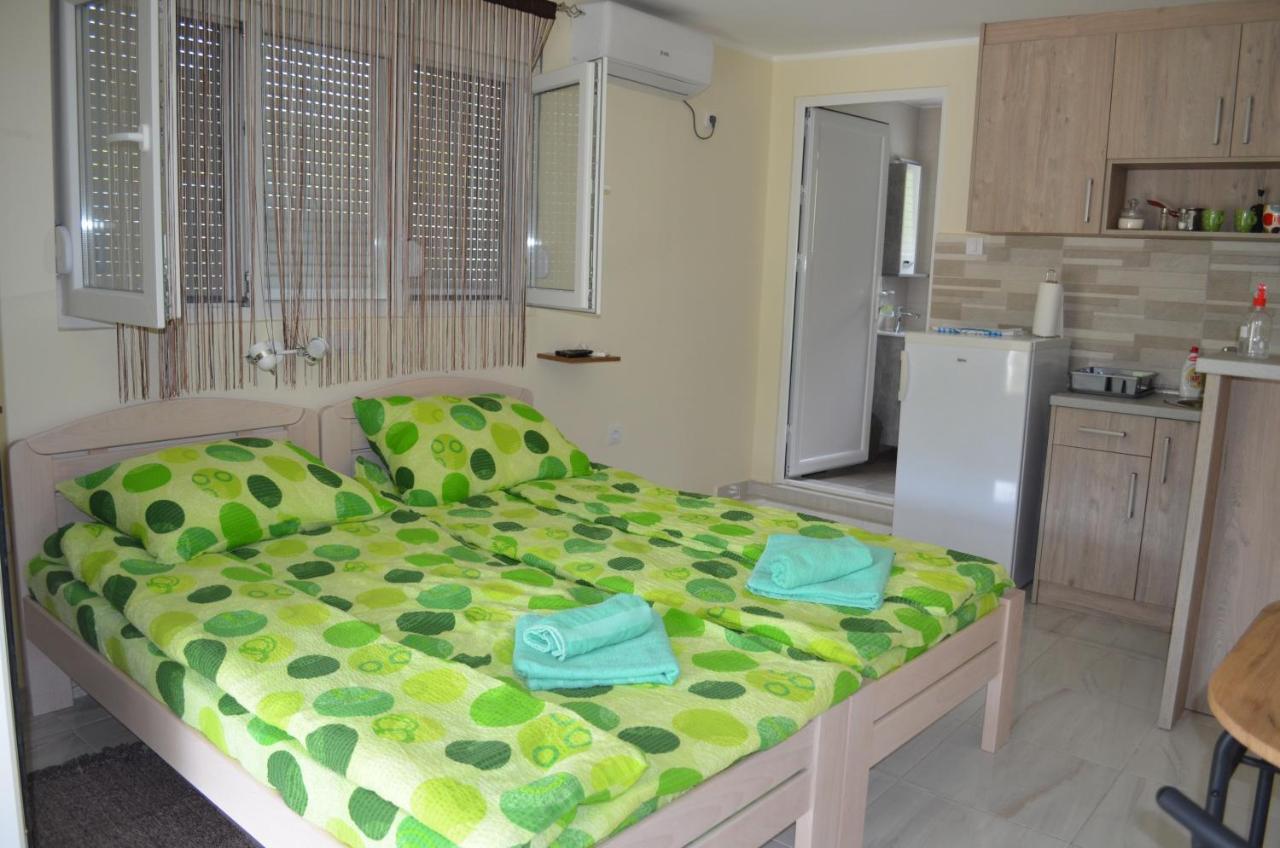 Apartmani Ana Vrdnik Exterior photo