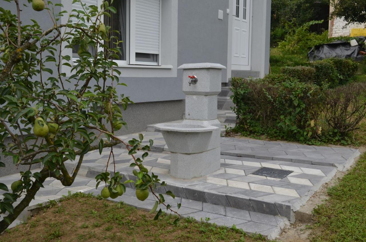 Apartmani Ana Vrdnik Exterior photo