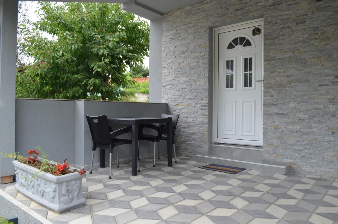 Apartmani Ana Vrdnik Exterior photo